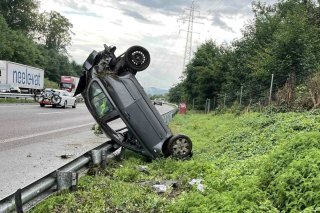 Malgré la position du véhicule, sur l'A1 près de Suhr (AG), l'automobiliste et sa passagère sont indemnes.